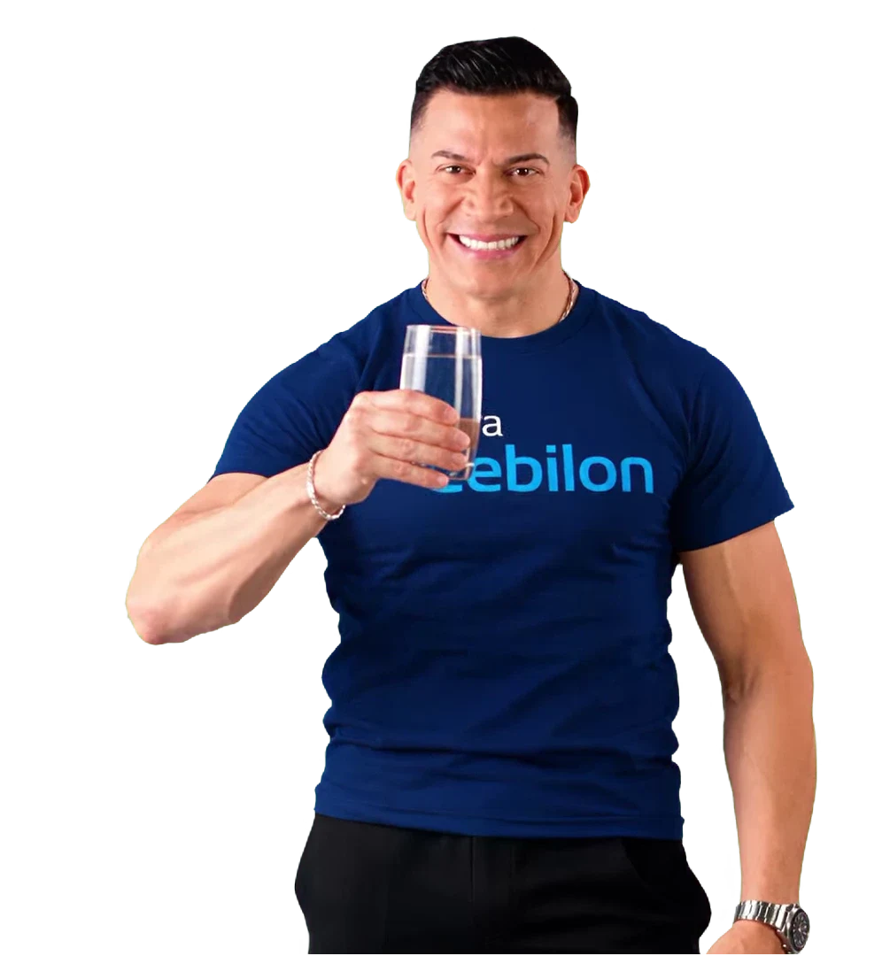 Una persona tomando agua purificada en su casa